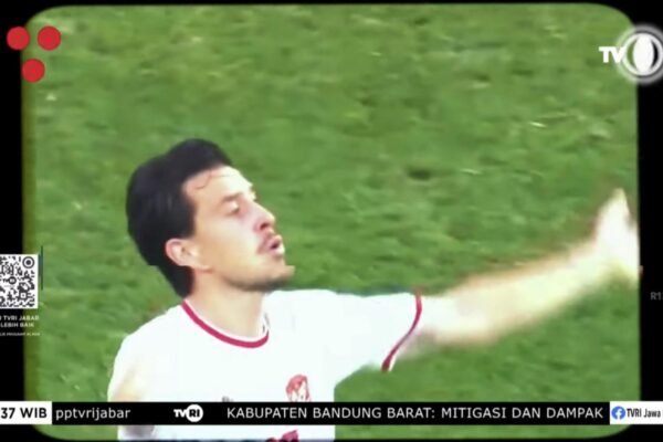 Berikut adalah beberapa alternatif judul untuk berita tentang Bojan yang menyebut Thom Haye dan Barba berpeluang debut saat melawan Borneo FC:

1. "Bojan Soroti Peluang Debut Thom Haye dan Barba Saat Hadapi Borneo FC"
2. "Debut Menanti: Bojan Ungkap Thom Haye dan Barba Siap Tampil Kontra Borneo FC"
3. "Bojan: Thom Haye dan Barba Berpotensi Tampil Perdana Saat Lawan Borneo FC"
4. "Menanti Debut: Bojan Sebut Thom Haye dan Barba Siap Hadapi Borneo FC"
5. "Thom Haye dan Barba Dijadwalkan Debut, Bojan Jelaskan Saat Melawan Borneo FC" 

Semoga salah satu dari alternatif judul ini cocok!