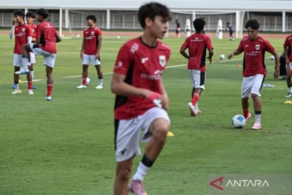 Berikut adalah alternatif judul untuk "Daftar 21 Pemain Timnas U-17 Indonesia untuk Piala Dunia U-17 2025":

1. "Skuad 21 Pemain Timnas U-17 Indonesia untuk Piala Dunia U-17 2025"
2. "Penampilan Indonesia: 21 Pemain Timnas U-17 yang Siap Tampil di Piala Dunia U-17 2025"
3. "Mengenal 21 Pemain Timnas U-17 Indonesia di Piala Dunia U-17 2025"
4. "Timnas U-17 Indonesia: Daftar 21 Talenta yang Berjuang di Piala Dunia U-17 2025"
5. "21 Bintang Muda Indonesia: Skuad U-17 untuk Piala Dunia 2025" 

Semoga salah satu alternatif di atas sesuai dengan kebutuhan!